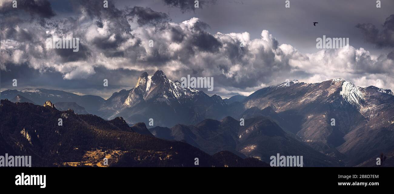 Moody Landschaft des berühmten Pedraforca Massivs in Katalonien Stockfoto