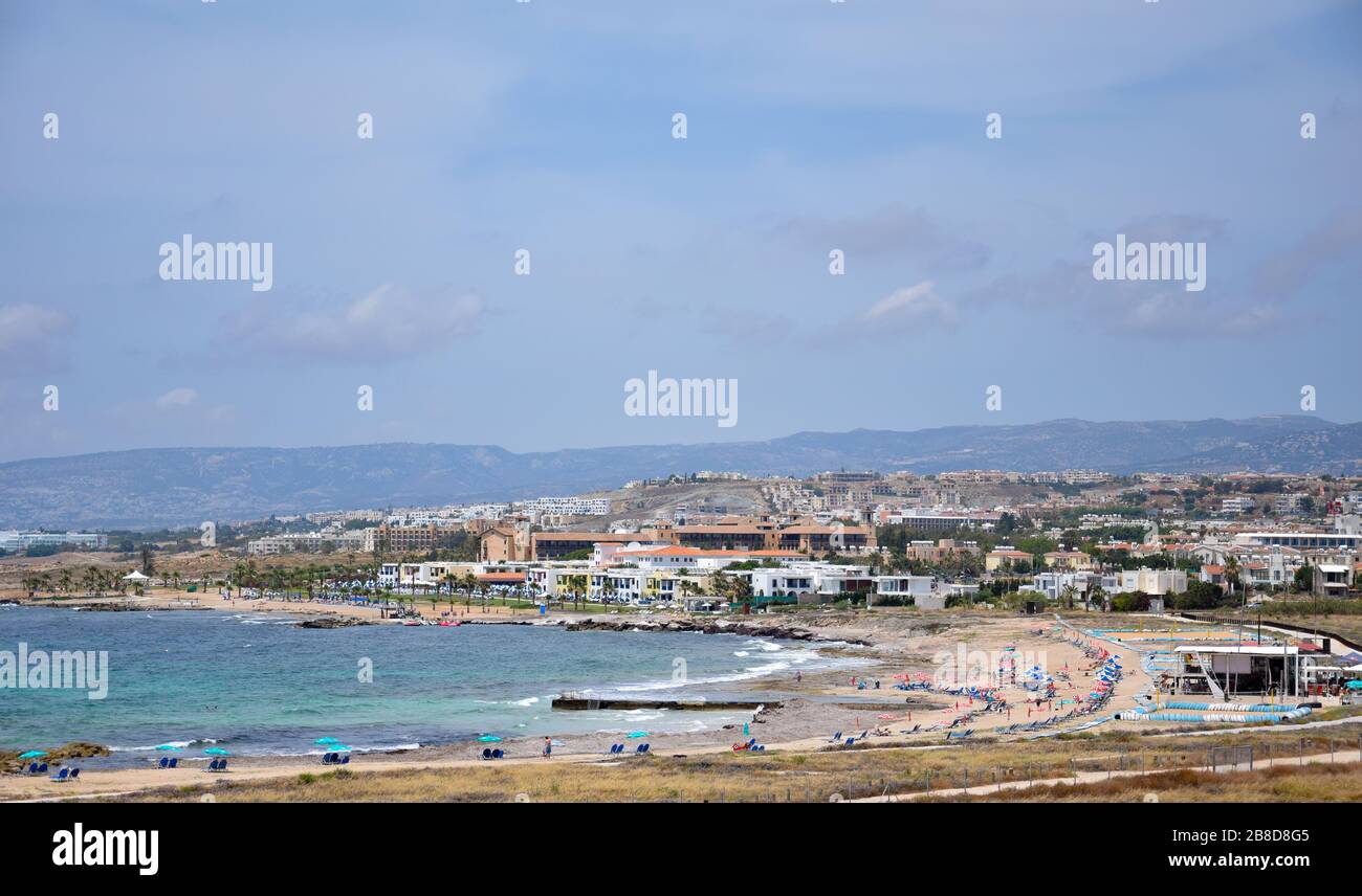 Paphos, Zypern - 26. Mai 2015: Blick über die geschwungene Bucht und den Strand von Paphos an der Poseidonos Avenue Stockfoto