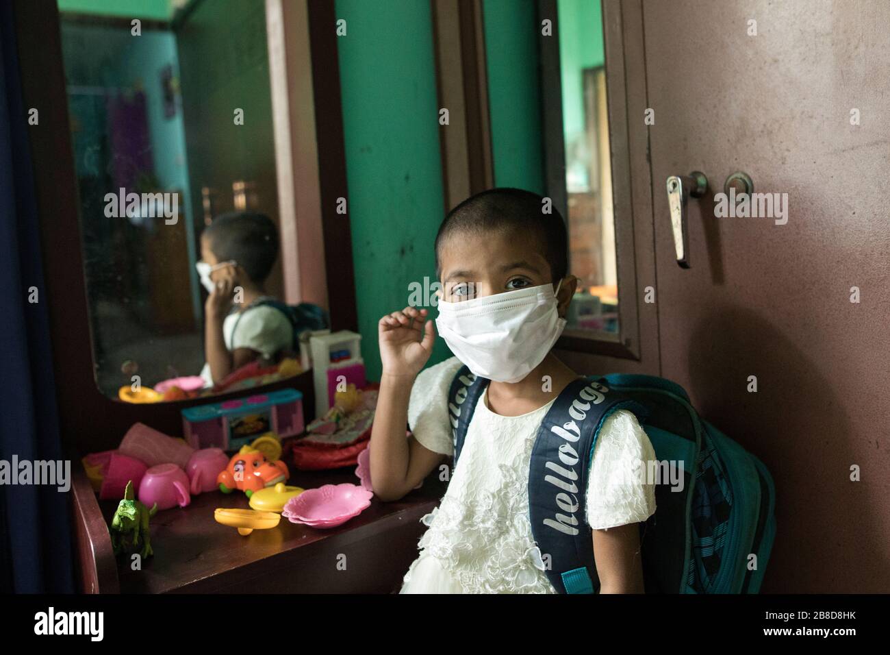 DHAKA, BANGLADESCH - 19. MÄRZ 2020: EIN Kind trägt Gesichtsmaske und spielt in ihrem Haus. In Bangladesch sollen alle Bildungseinrichtungen geschlossen bleiben Stockfoto