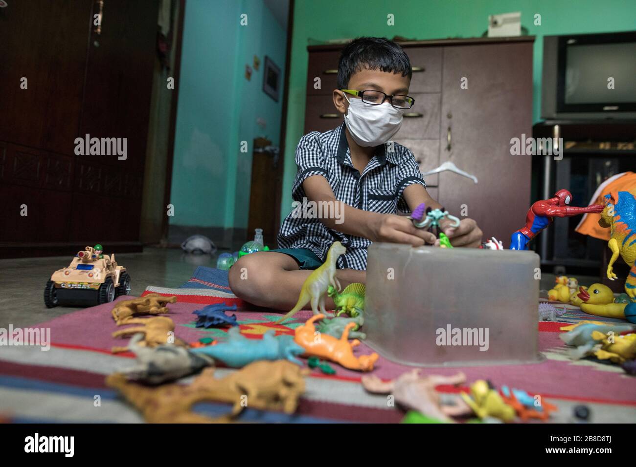 DHAKA, BANGLADESCH - 19. MÄRZ 2020: Kinder, die in ihrem Haus in Dhaka spielen. In Bangladesch sollen alle Bildungseinrichtungen von M geschlossen bleiben Stockfoto