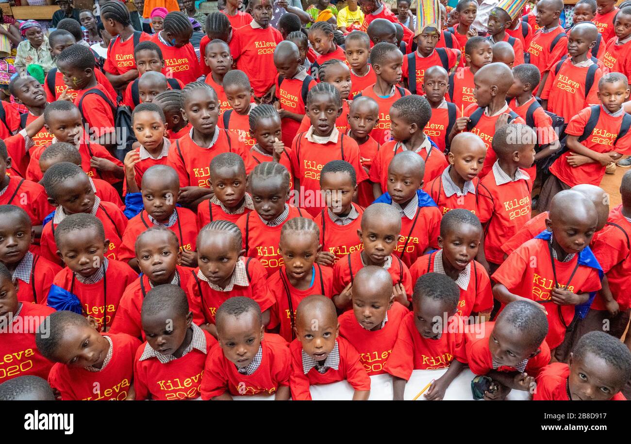 Kinder bei einer Preisverleihung in einer kenianischen Grundschule in Sagalla in der Nähe von VOI mit T-Shirts, die von der KILEVA Foundation UK-Wohltätigkeitsorganisation gespendet wurden Stockfoto
