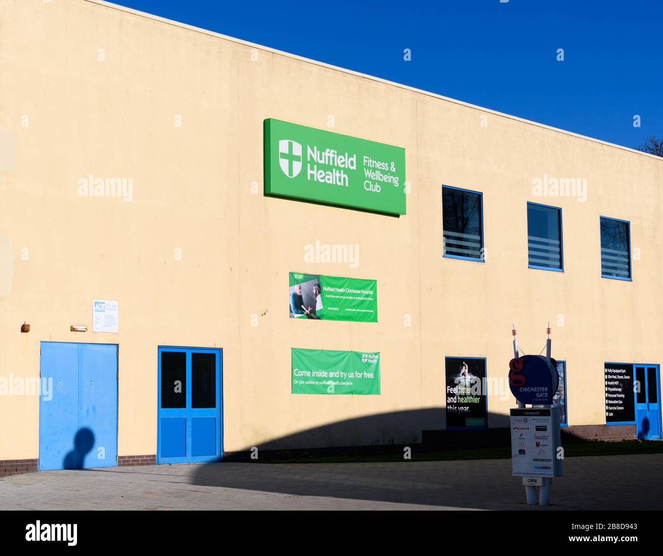 Chichester, Großbritannien - 19. Januar 2020: Die Spitze des Nuffield Health Centers am Chichester Gate Stockfoto