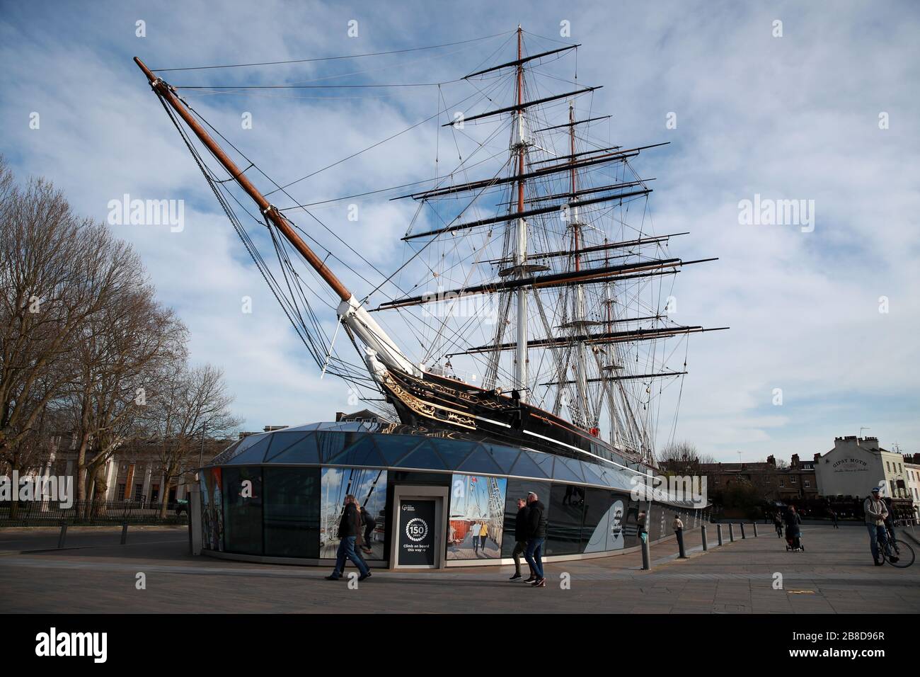Blick auf das geschlossene Cutty Sark Meeresmuseum in Greenwich in London, nachdem Premierminister Boris Johnson Kneipen, Cafés, Nachtclubs, Bars, Restaurants, Theater, Freizeitzentren und Fitnessstudios in der Nähe des Kampfes gegen Coronavirus bestellt hatte. Stockfoto