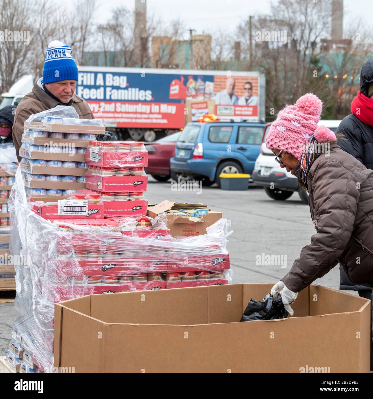 Detroit, Michigan, USA. März 2020. Während der Coronavirus-Krise verteilt die Gleaners Community Food Bank kostenlose Lebensmittel an bedürftige Bewohner im Südwesten Detroits. Kredit: Jim West/Alamy Live News Stockfoto