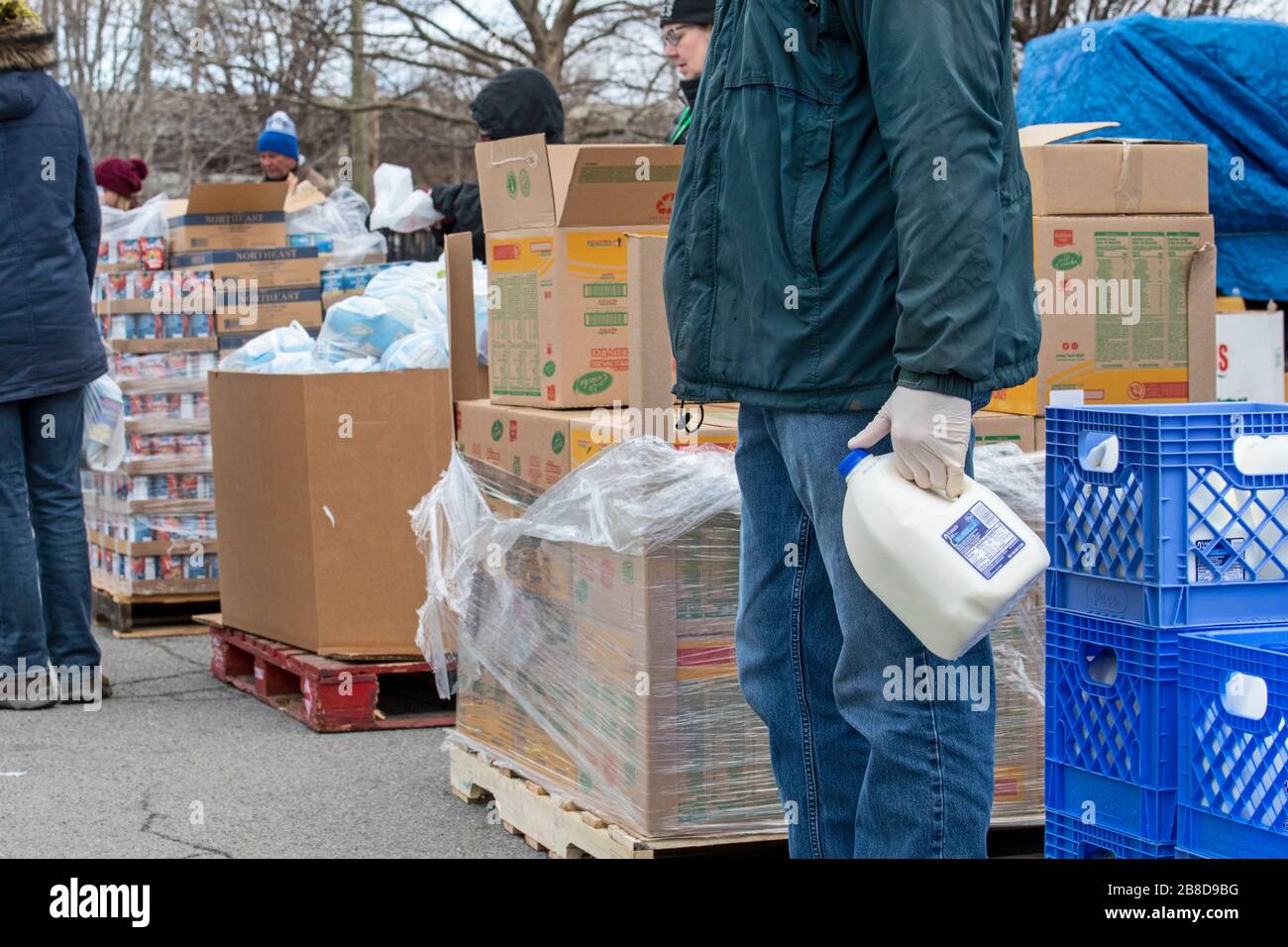 Detroit, Michigan, USA. März 2020. Während der Coronavirus-Krise verteilt die Gleaners Community Food Bank kostenlose Lebensmittel an bedürftige Bewohner im Südwesten Detroits. Kredit: Jim West/Alamy Live News Stockfoto