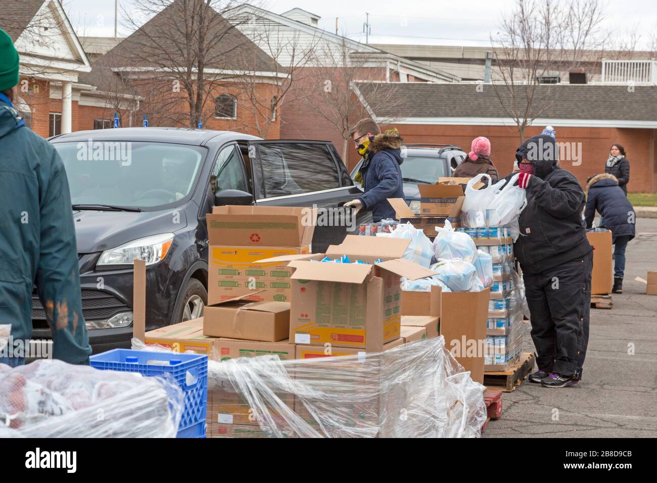Detroit, Michigan, USA. März 2020. Während der Coronavirus-Krise verteilt die Gleaners Community Food Bank kostenlose Lebensmittel an bedürftige Bewohner im Südwesten Detroits. Kredit: Jim West/Alamy Live News Stockfoto