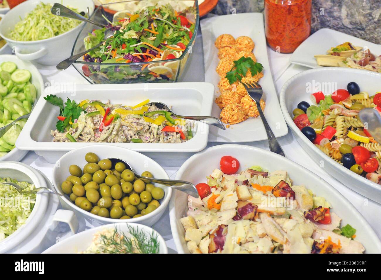 Auswahl an leckeren und frischen Speisen auf dem Tisch in der Nähe Stockfoto