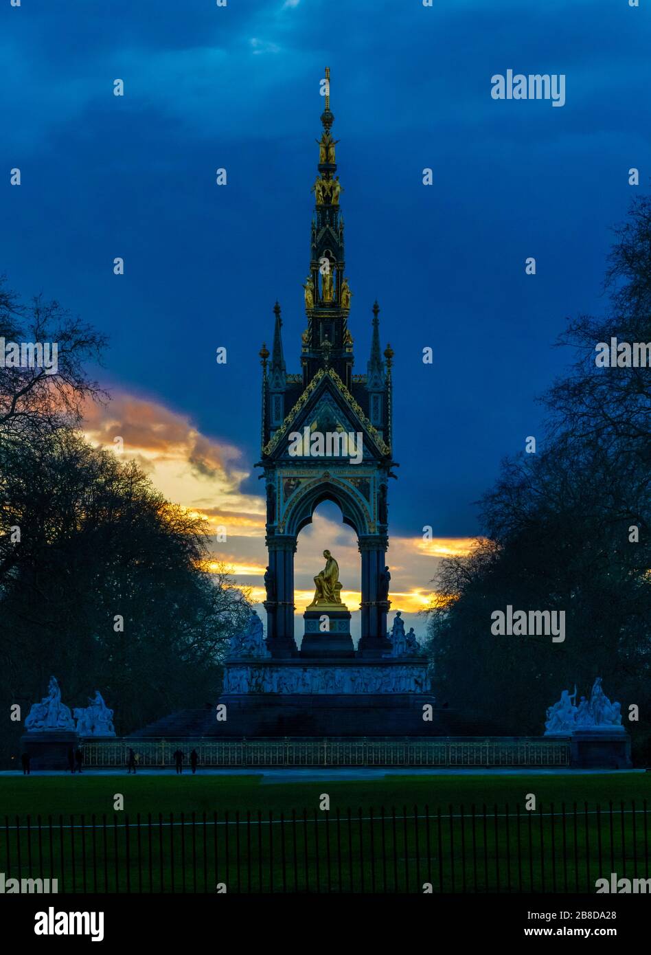 Das Albert Memorial im Hyde Park London in der Dämmerung Stockfoto