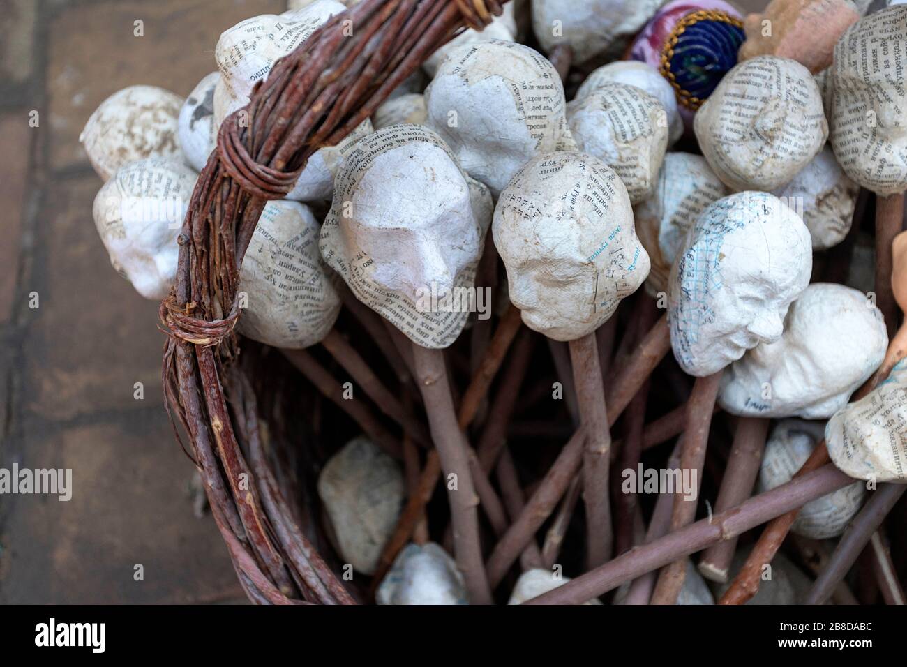 Puppenköpfe frisch auf Stöcken zubereitet und im Korb, Khiva, Usbekistan, trocknen Stockfoto