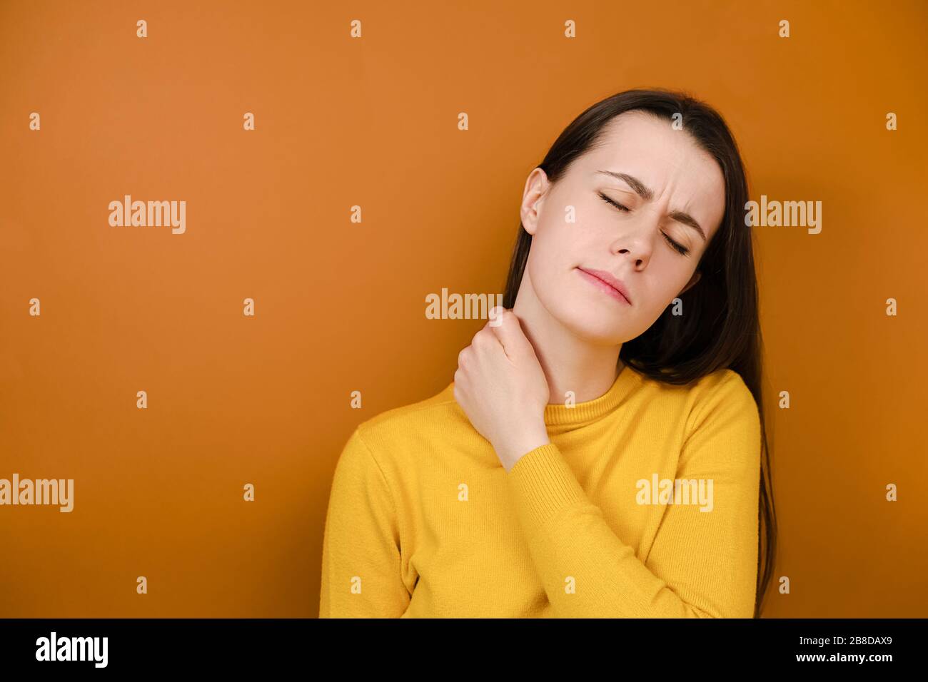 Unzufrieden junge Frau Gefühl steif Wunde Nackenschmerzen Konzept reiben massieren angespannte Muskeln leiden an Fibromyalgie, hat düsteren Ausdruck Stockfoto