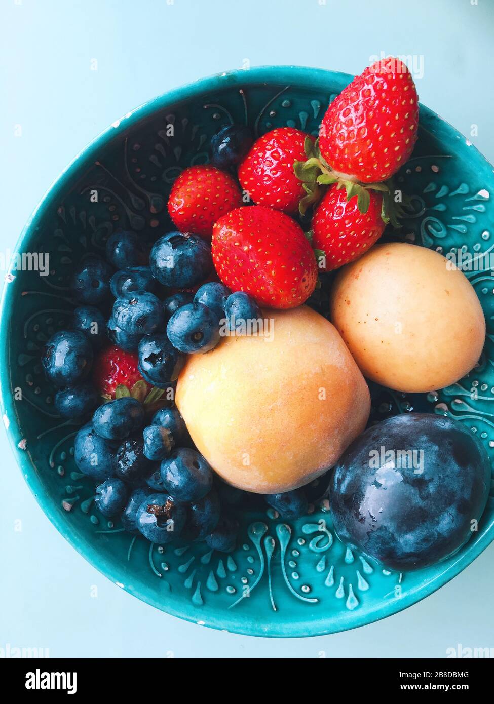 Frühstücksplatte mit Obst Stockfoto
