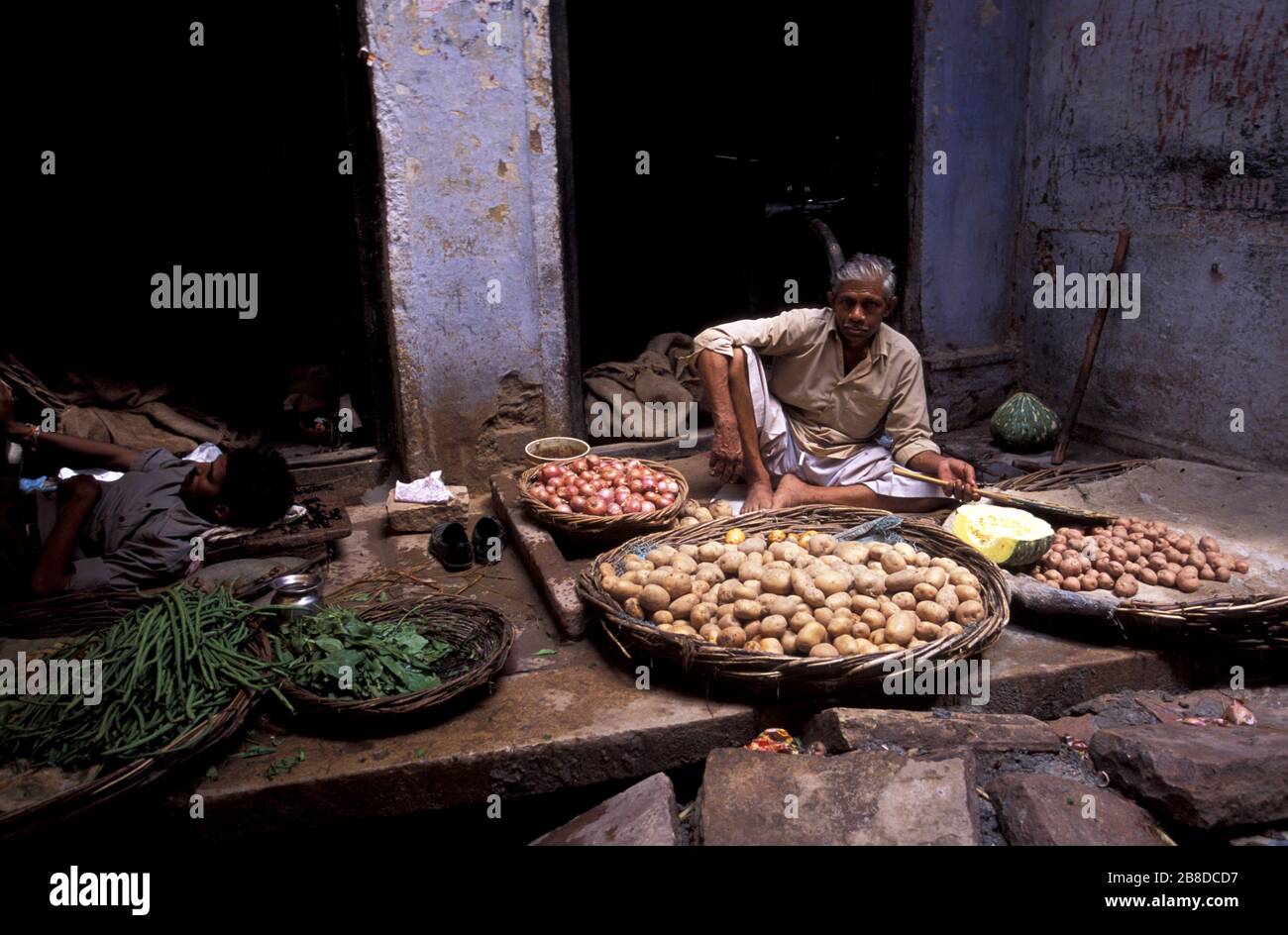 Gemüsehändler in der engen alten Stadtallee Varanasi, Uttar Pradesh, Indien Stockfoto