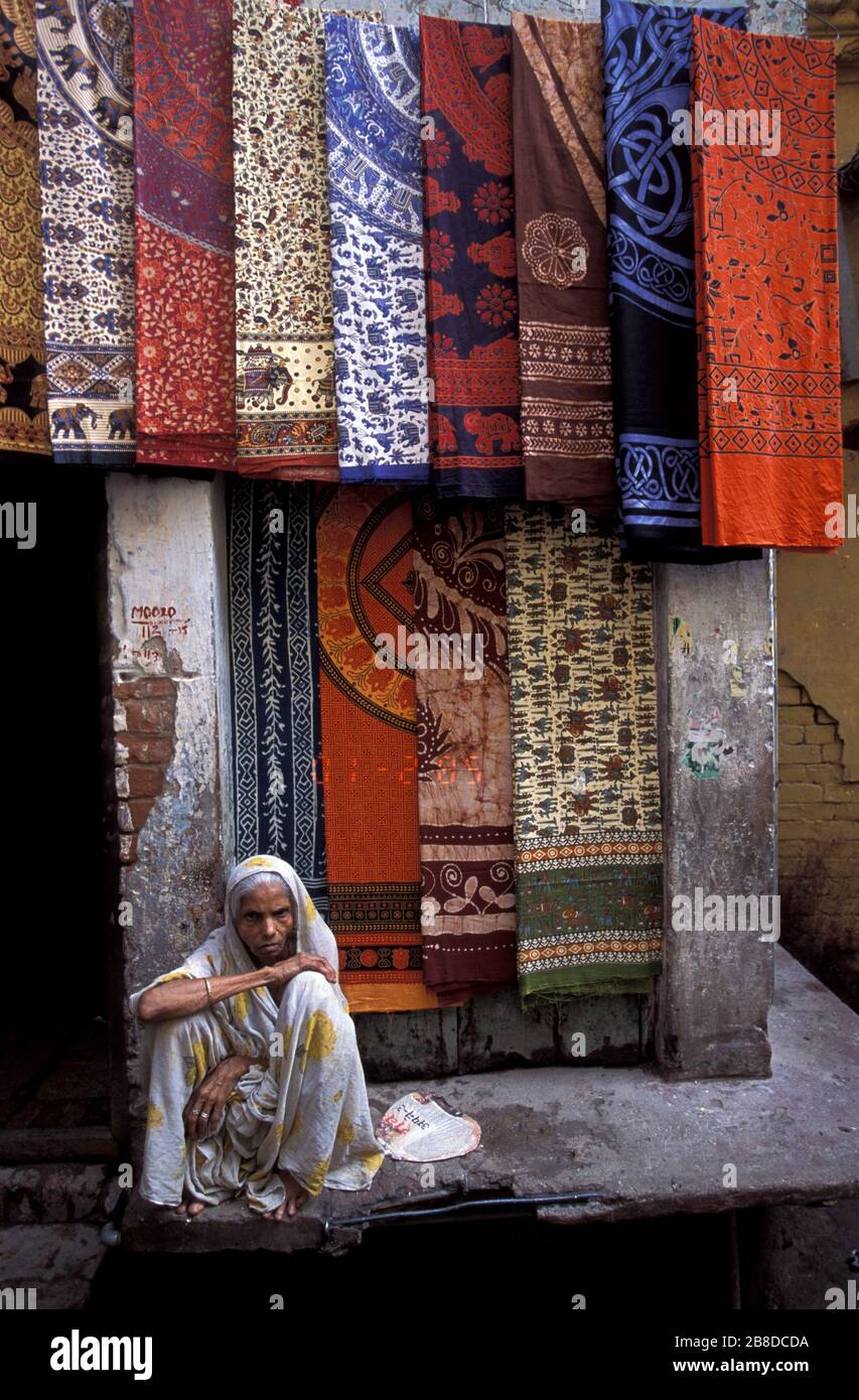 Anbieter alter Textildamen in der engen Gasse der Altstadt von Varanasi, Uttar Pradesh, Indien Stockfoto