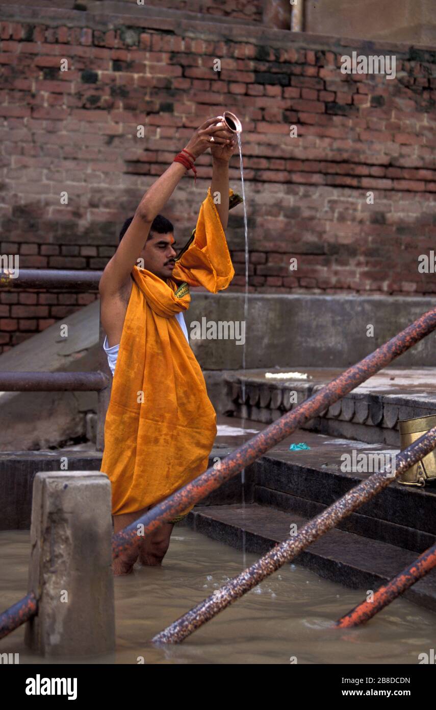Mann, der rituelles Bad im Fluss Ganga nimmt. Ganges. Die heilige Stadt Varanasi, Indien. Stockfoto
