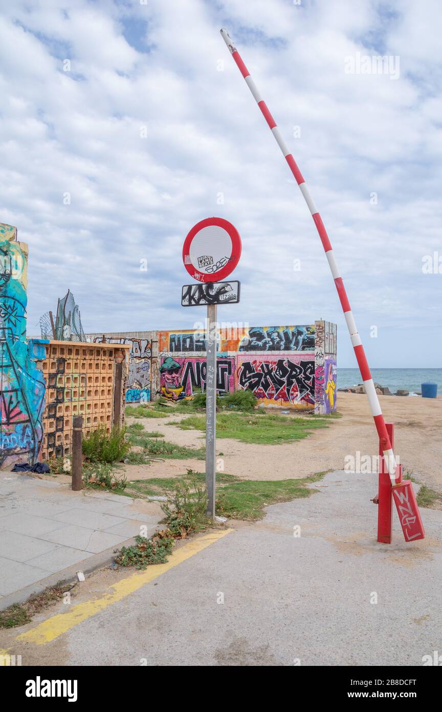 Graffiti an den Wänden einer leeren Straße in Sant Adrià de Besòs in der Nähe von Barcelona Stockfoto