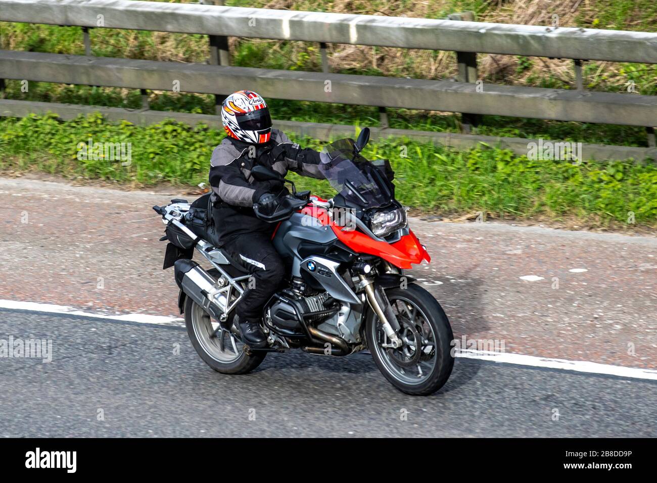 BMW GS Motorradfahrer; Fahrzeugverkehr, Zweiradtransport, moderne Fahrzeuge, Motorräder, Fahrzeug, Straßen, Motorradfahrer, die auf der Autobahn M6 in Chorley, Großbritannien fahren Stockfoto
