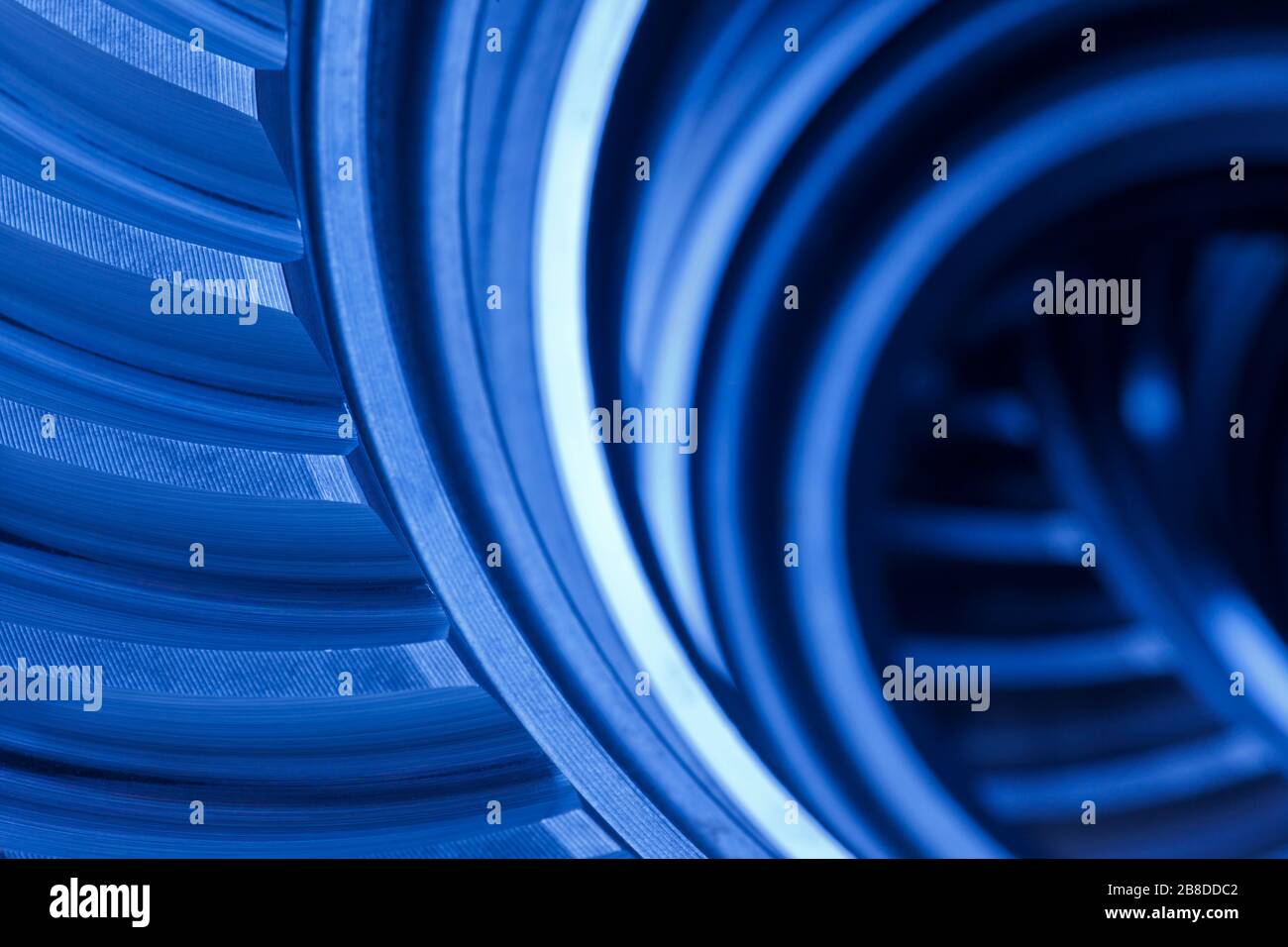 Nahaufnahme eines Zahnrads im Motor - dunkelblau Stockfoto