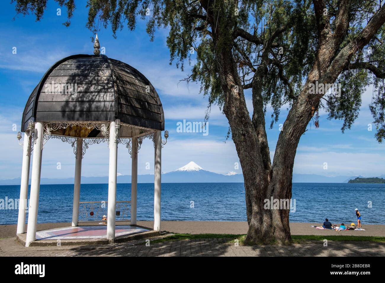Pavillon an der Strandpromenade am See Llanquihue, hinter dem Vulkan Osorno, Frutillar, Region de los Lagos, Chile Stockfoto