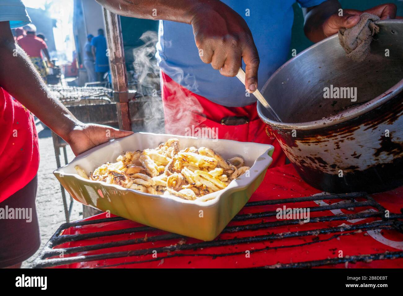Frisch gekochte Meeresfrüchte werden im Restaurant Maputo, Mosambik, auf den Teller gelegt Stockfoto