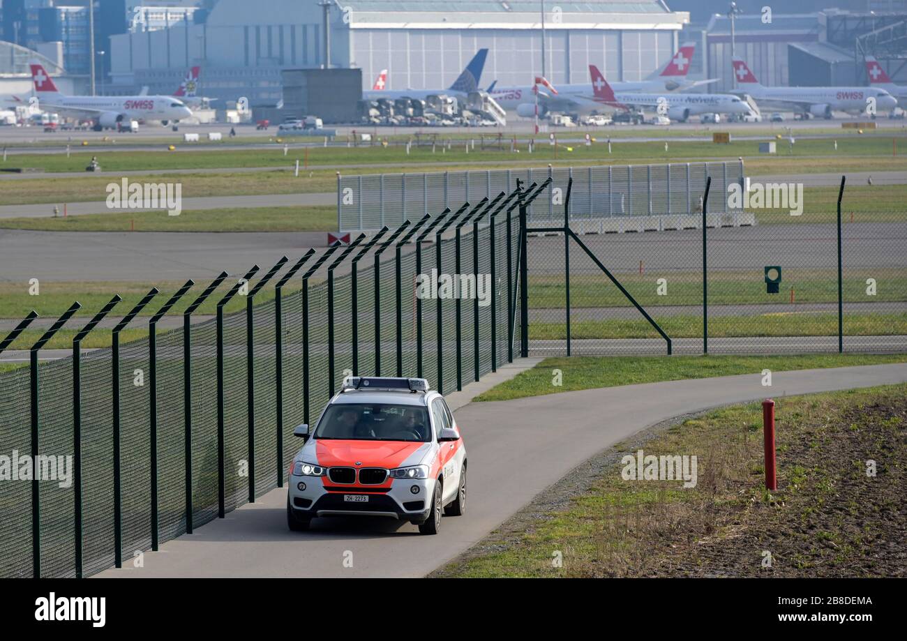 Polizeipatrouille Zürich Kloten Airport, Schweiz Stockfoto