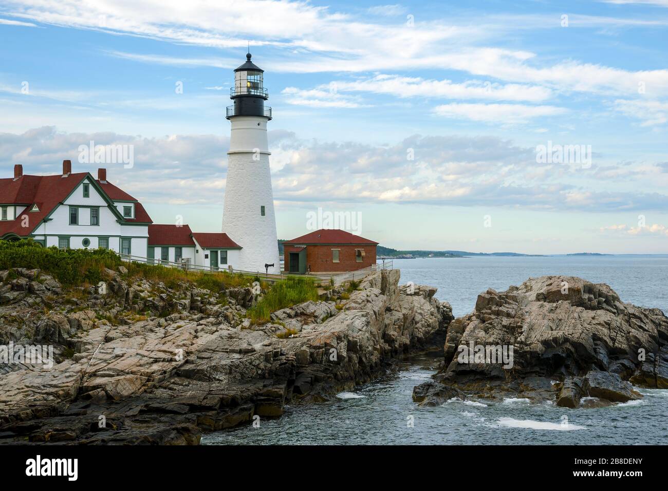 Der Leuchtturm von Portland Head ist der älteste Leuchtturm in Maine. Das Leuchtfeuer leuchtet bei Ebbe hell. Stockfoto