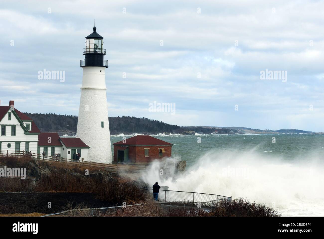 Riesige Wellen durch Portland Head Lighthouse aus seltenen Hochwasser im späten Winter in Maine. Stockfoto