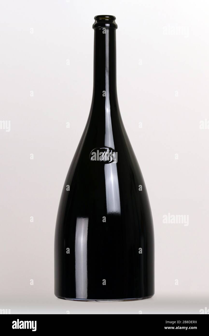Schwarze Glasweinflasche, Stillleben auf weißem Hintergrund Stockfoto