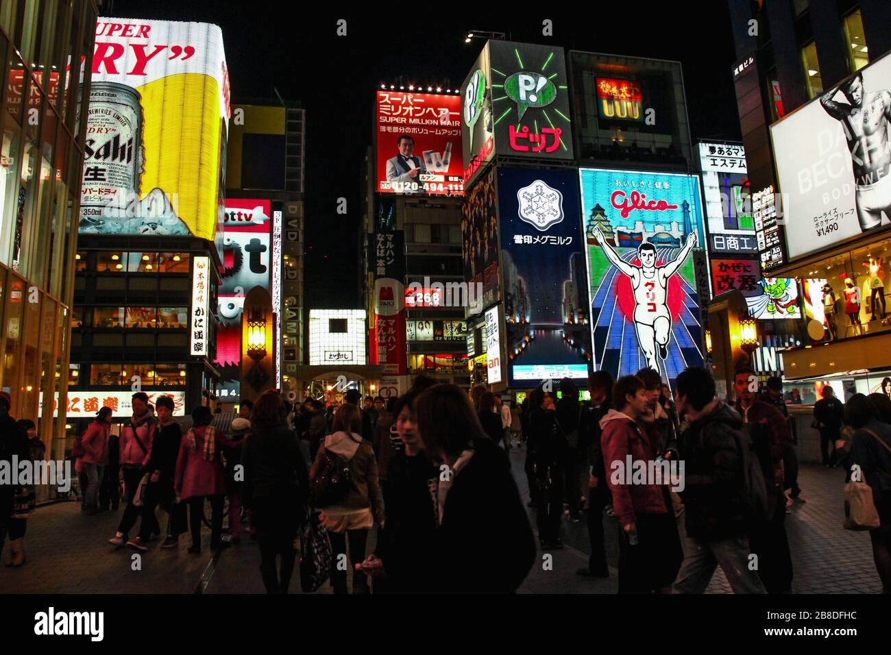 Beleuchtete farbige Werbetafeln und Displays nachts in der Straße Dotonbori in Namba, Osaka, Japan Stockfoto