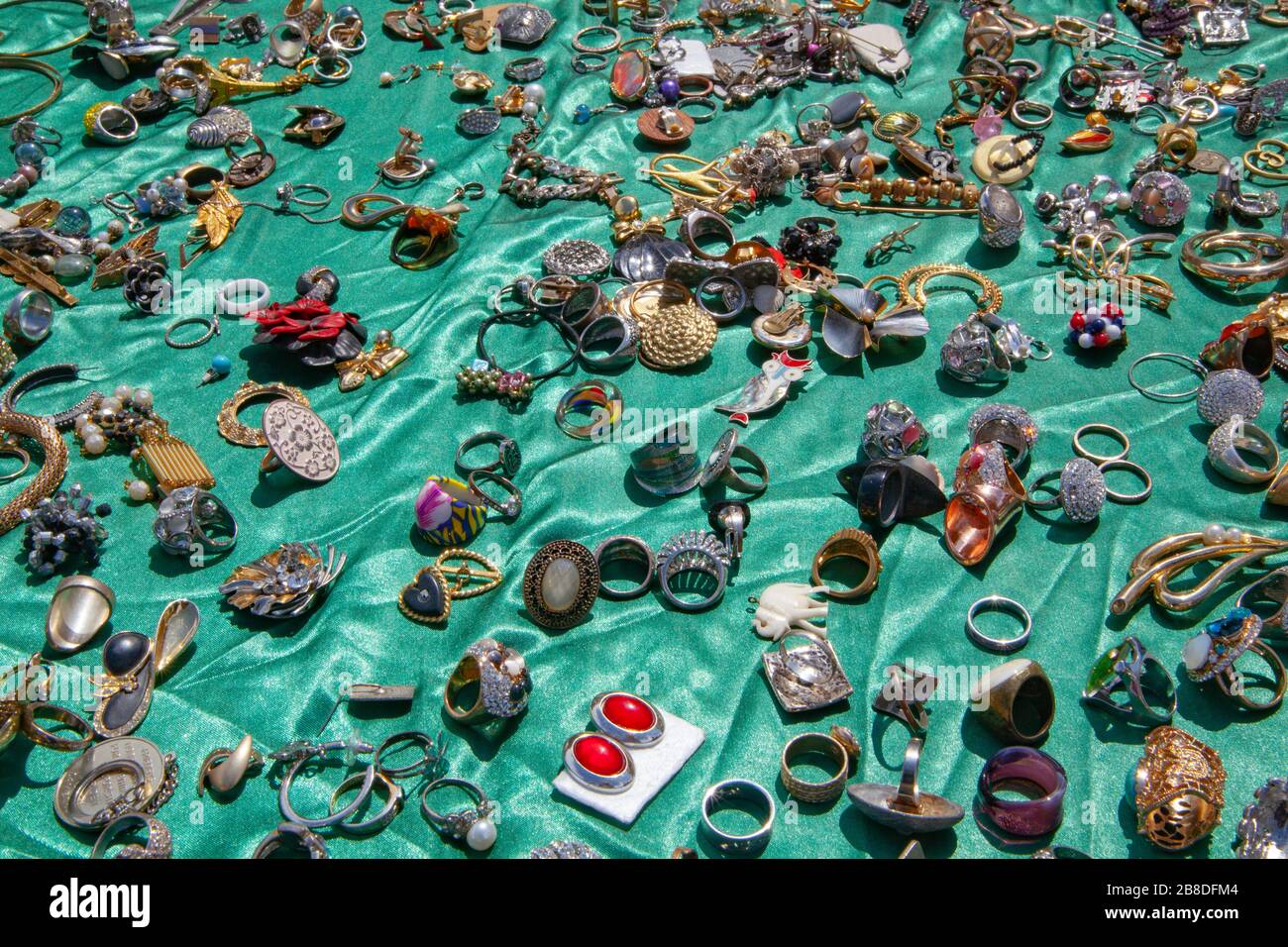 Vollbild alter Ringe zum Verkauf auf grünem Hintergrund Stockfoto