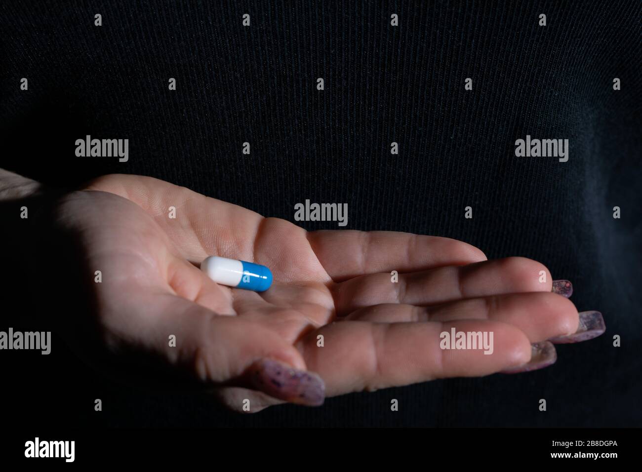 Moderne Tablette für Schmerzen und Infektionskrankheiten, die von einem Lehrling aus der Medizin entwickelt wurde. Stockfoto