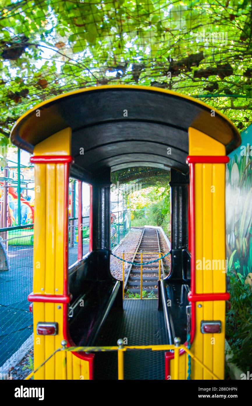 Kinderzug im Vergnügungspark Riviera in Sotschi. Ruhe, Tropen, Urlaub, Aktivierung. Vertikales Foto Stockfoto