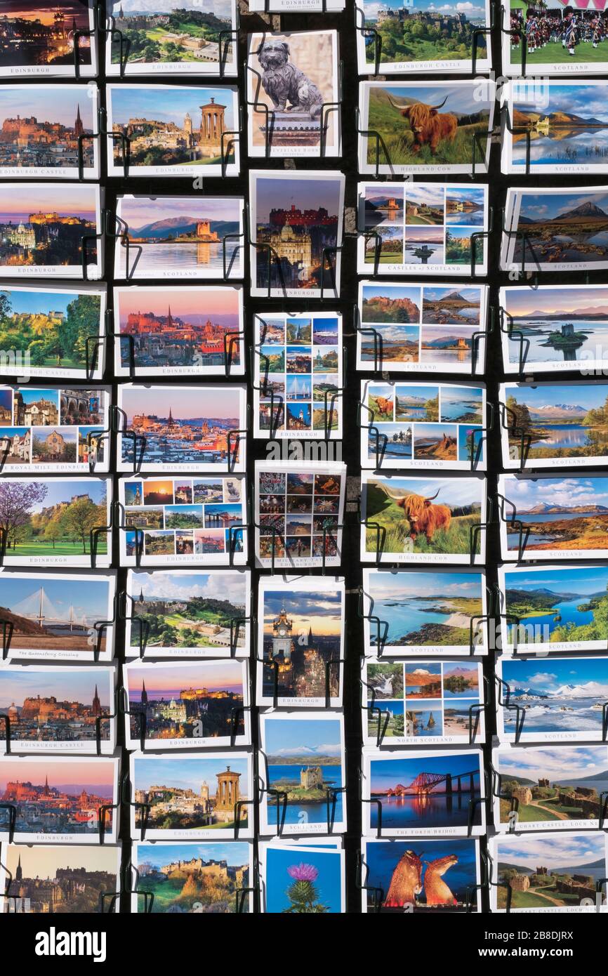 Postkarten auf einem Stand vor einem Touristenladen auf der Royal Mile Edinburgh. Stockfoto