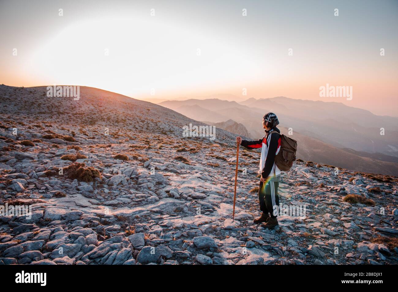 Mann, der auf dem Gipfel des Berges wandern kann. Stockfoto