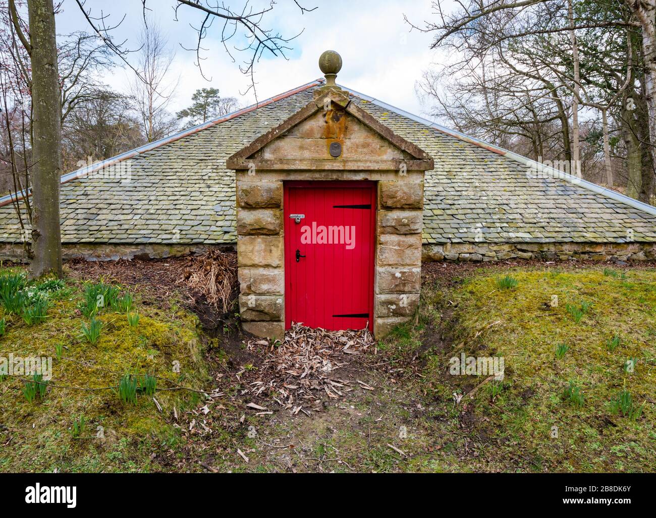 Hell lackierte Tür am viktorianischen Bootshaus, dem Gosford Estate, East Lothian, Schottland, Großbritannien Stockfoto