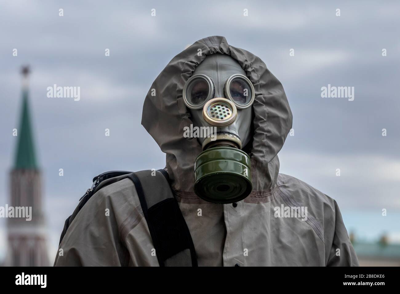 Moskau, Russland. Am 21. März 2020 LÄUFT EIN Mann in einem Chemieschutzanzug während der COVID-19-Epidemie des Coronavirus auf der Straße Tverskaya im Zentrum Moskaus. Russland bestätigte am Samstag 53 neue Coronavirus-Infektionen, was die offizielle Zahl der Fälle des Landes auf 306 anbrachte Stockfoto