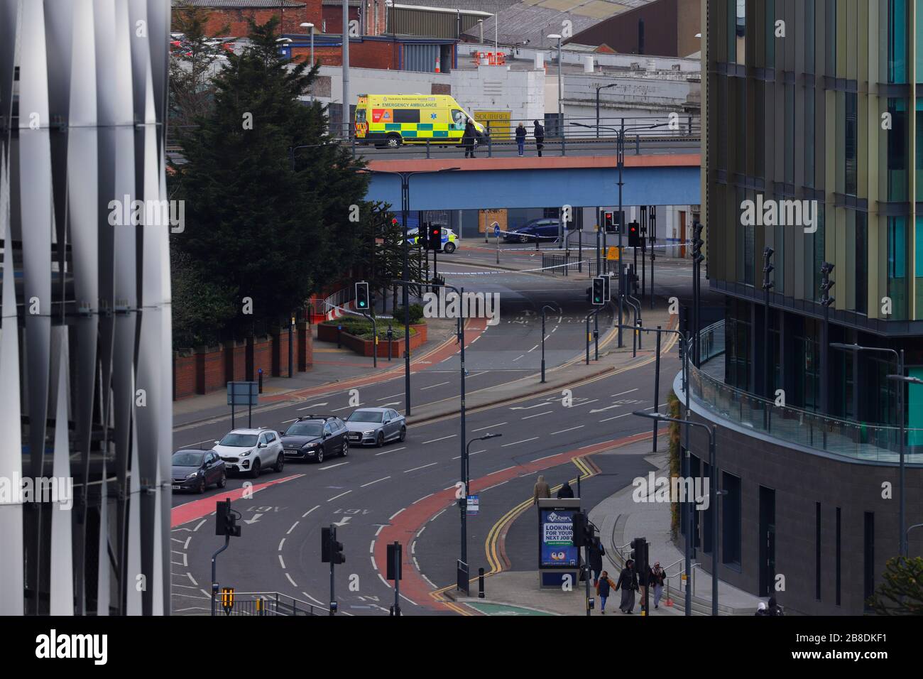 Ein selbstmörderischer Mann droht von einer vielbefahrenen Autobahnbrücke in Leeds zu springen, was dazu führte, dass die Straße gesperrt wurde. Der Mann wurde mit Sicherheit gesprochen. Stockfoto