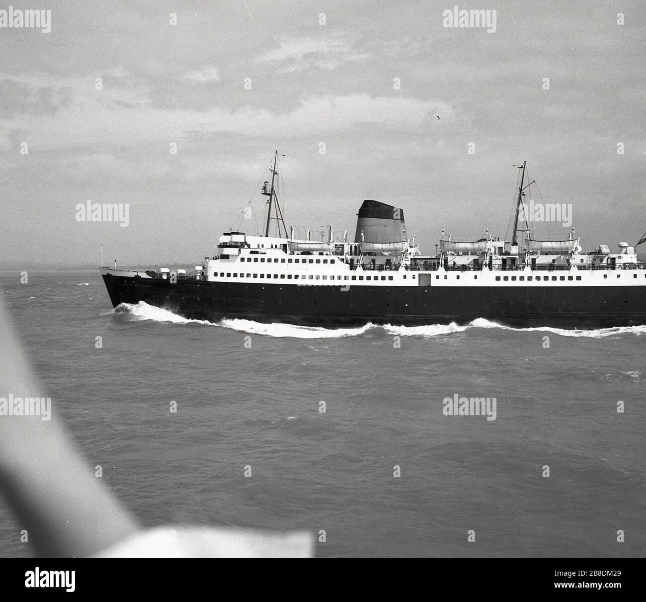 1964, historische, eintrichterige Dampfturbine, SS Maid of Kent, ein britischer Eisenbahnwagenteilnehmer oder eine Fähre auf See, in der Nähe der Bretagne, Frankreich. Britische Eisenbahnen betrieben eine Reihe von Schiffen aus ihrer Entstehung im Jahr 1940 und die "Maid of Kent" wurde 1959 von William Denny & Bros. Fertiggestellt, die die Cross-Channel-Strecke bediente, bis 198 konnte sie bis zu 1.000 Passagiere und 190 Autos befördern. Stockfoto
