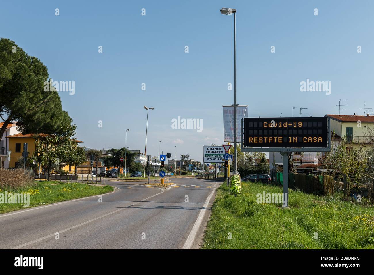 Toskana, Italien - 21.03.2020: Coronavirus-Ausbruch, leere Straßen zum Absperren, Straßenschild lädt Menschen zu Hause ein Stockfoto