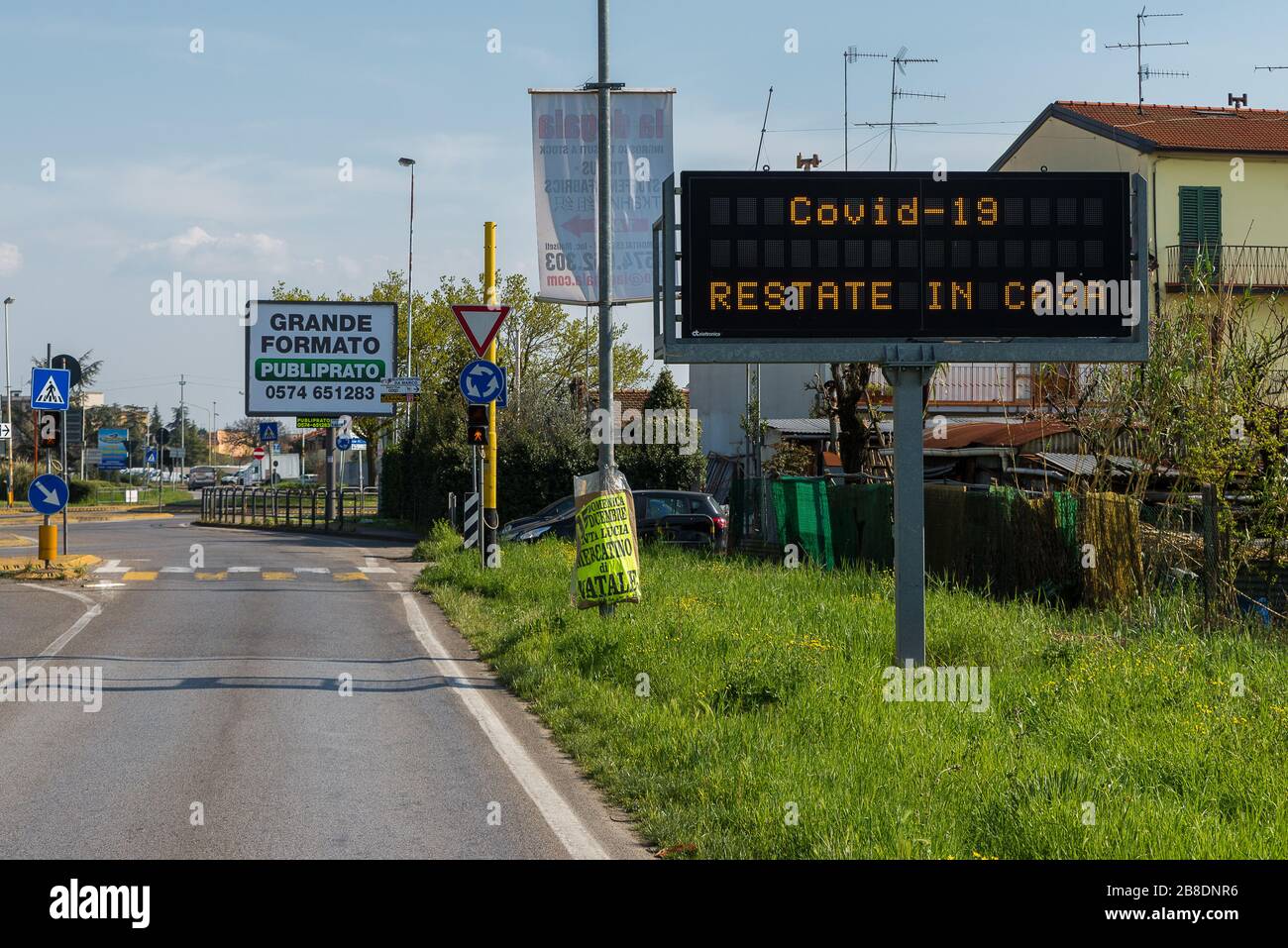 Toskana, Italien - 21.03.2020: Coronavirus-Ausbruch, leere Straßen zum Absperren, Straßenschild lädt Menschen zu Hause ein Stockfoto