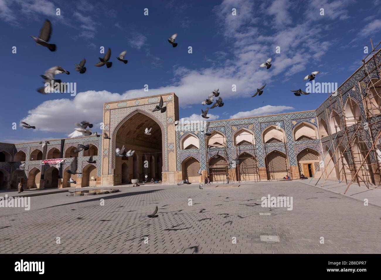 Tauben fliegen in der Jameh-Moschee, Isfahan, Iran Stockfoto