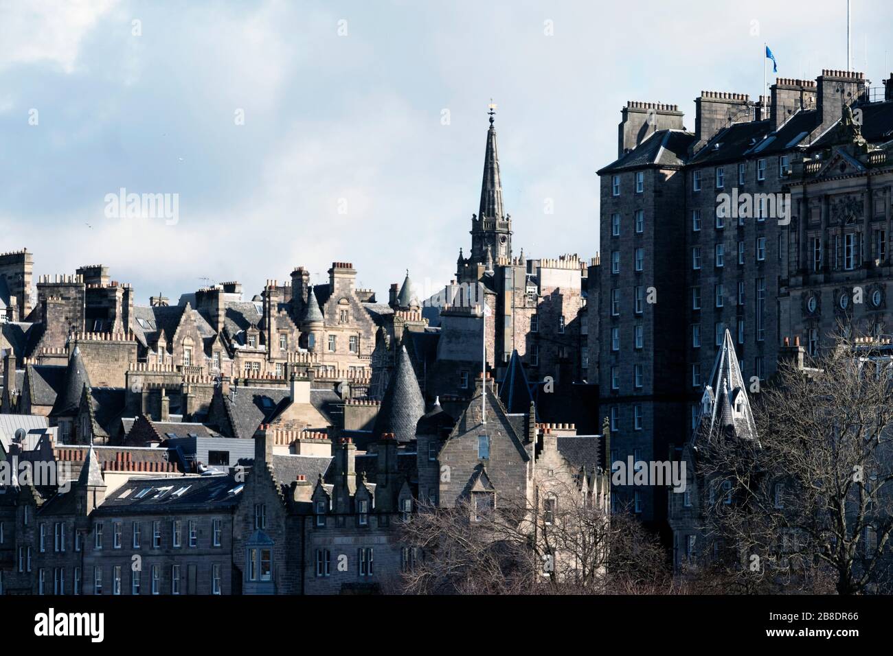 Blick auf die Altstadt von Edinburgh und das Gebäude der City Chambers. Stockfoto