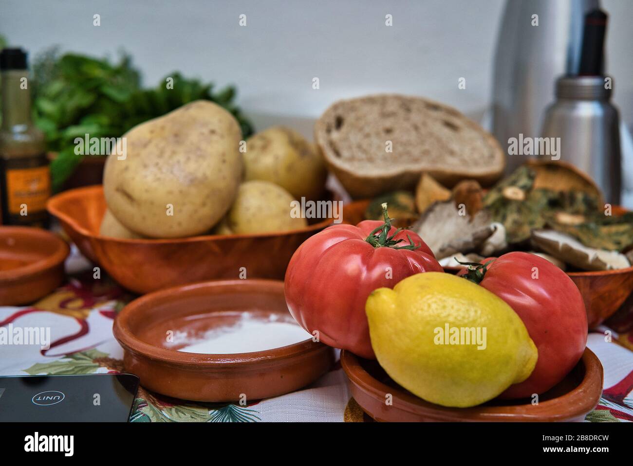 Stillleben von biologischem und frischem Naturgemüse. Kartoffeln, Tomaten, Zitrone, Brot, Harina, Pilze, Gemüse Stockfoto