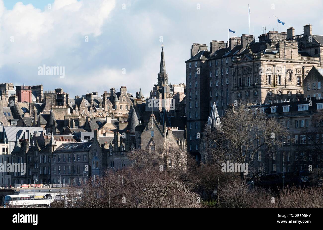 Blick auf die Altstadt von Edinburgh und das Gebäude der City Chambers. Stockfoto