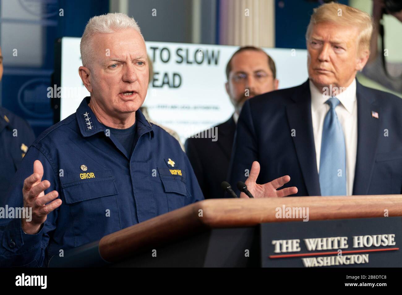 US-Präsident Donald Trump hört zu, als Assistant Secretary of Health and Human Services Admiral Brett Giroir, Lead Coordinator for Coronavirus Testing, Bemerkungen beim Briefing der Task Force des Weißen Hauses im Presse-Briefing Room des Weißen Hauses am 16. März 2020 in Washington, DC vorbringt. Stockfoto