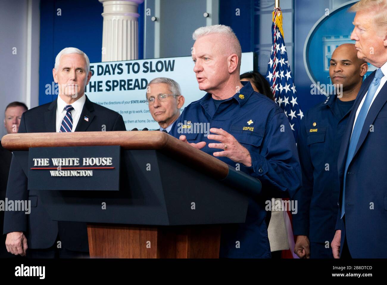 US-Präsident Donald Trump hört zu, als Assistant Secretary of Health and Human Services Admiral Brett Giroir, Lead Coordinator for Coronavirus Testing, Bemerkungen beim Briefing der Task Force des Weißen Hauses im Presse-Briefing Room des Weißen Hauses am 16. März 2020 in Washington, DC vorbringt. Stockfoto