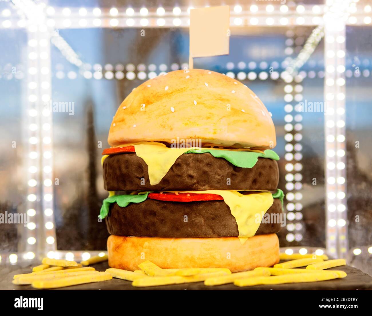 Leere Flaggenoberseite aus Kunststoff-Lebensmittelmodell, Hamburger mit Pommes frites Stockfoto