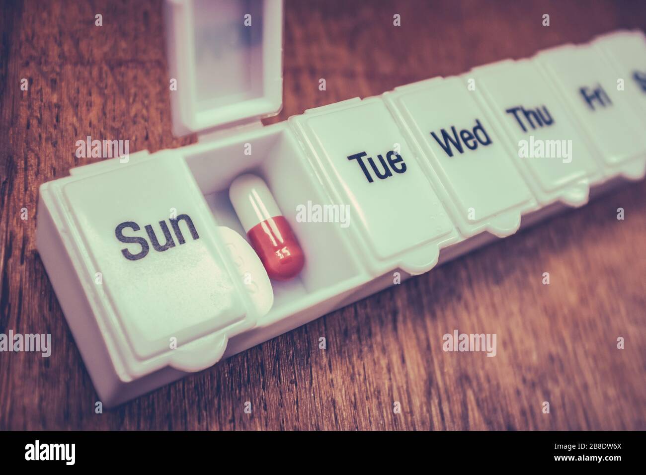 Gesundheitsbild EINER Daily Pill Box zur Organisation von Medikamenten Stockfoto