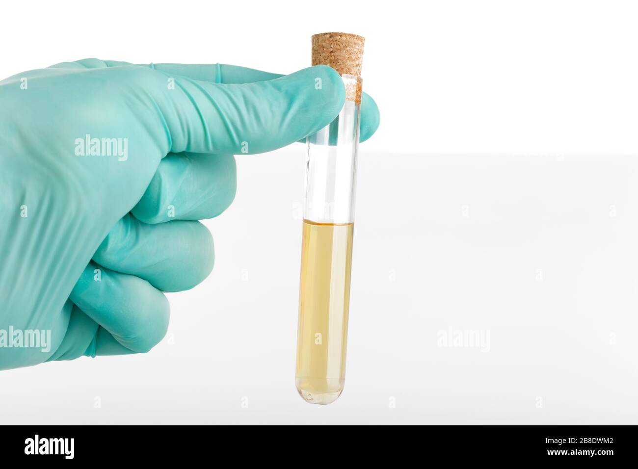 Impfstoff im Glasröhrchen, der in der Hand hält. Behandlung mit Antivirenpräparat isoliert auf weißem Hintergrund. Stockfoto