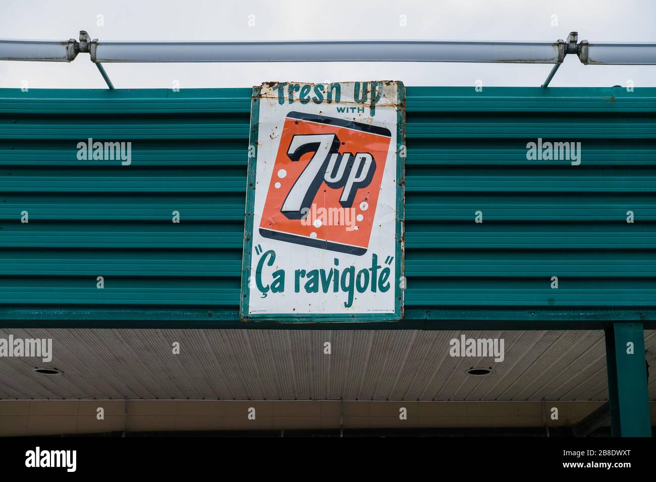 Eine Vintage-Plakatwerbung für die 7UP-Getränke, die für den frankophonen Markt von Kanada bestimmt ist. Stockfoto