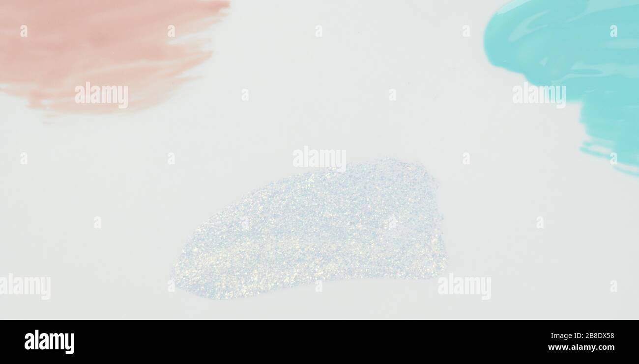 Weißer Glitzerfarbenstrich isoliert auf weißem Hintergrund Nahansicht Stockfoto